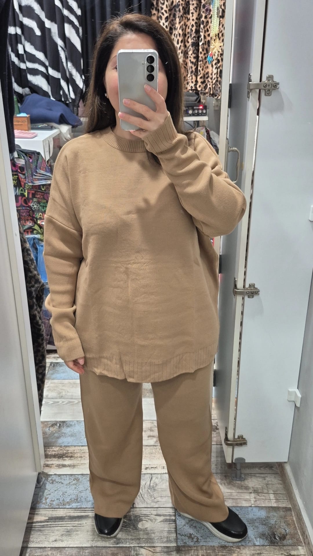 Yakası fitilli triko takım camel renk