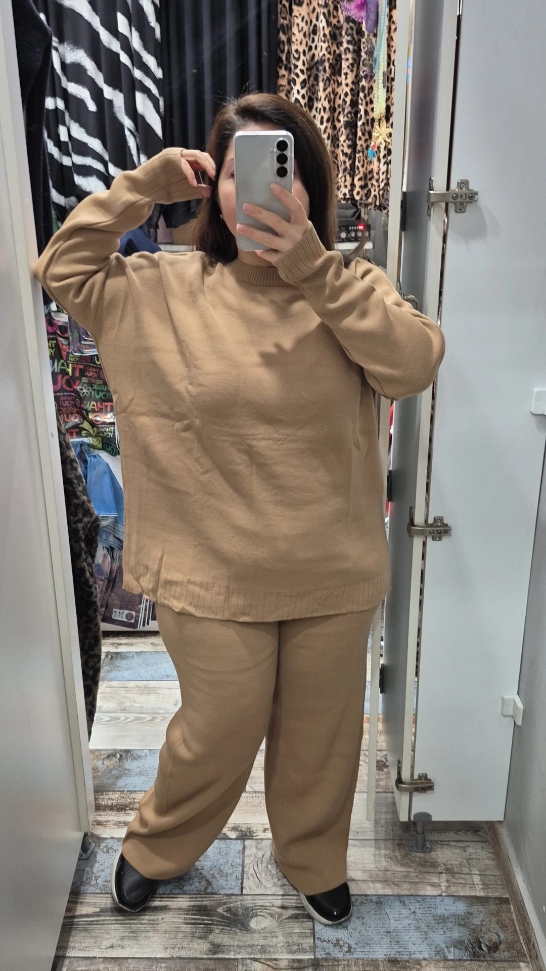 Yakası fitilli triko takım camel renk