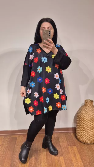 Bluz siyah zemin üzerinde canlı renkli çiçekler