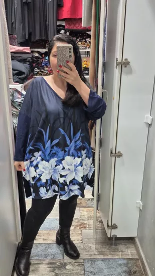 Bluz çiçekli derin lacivert zemin