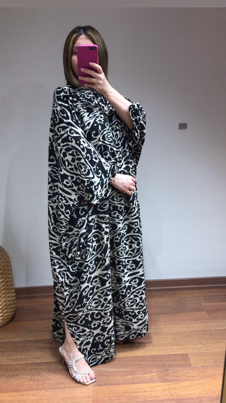 Pamuk viskon bej renk ve siyah renk desen elbise